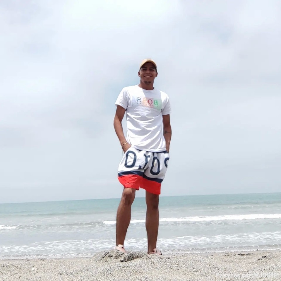 Comentame sin miedo y sígueme, quién quita, nos podamos conocer y cumpla tus fantasías o lo que pidas. 
Call me: 0991732310