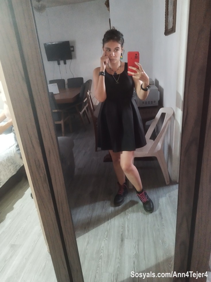 creo q prefiero este vestidito negro con mis agujetas rosas 🥰‼️